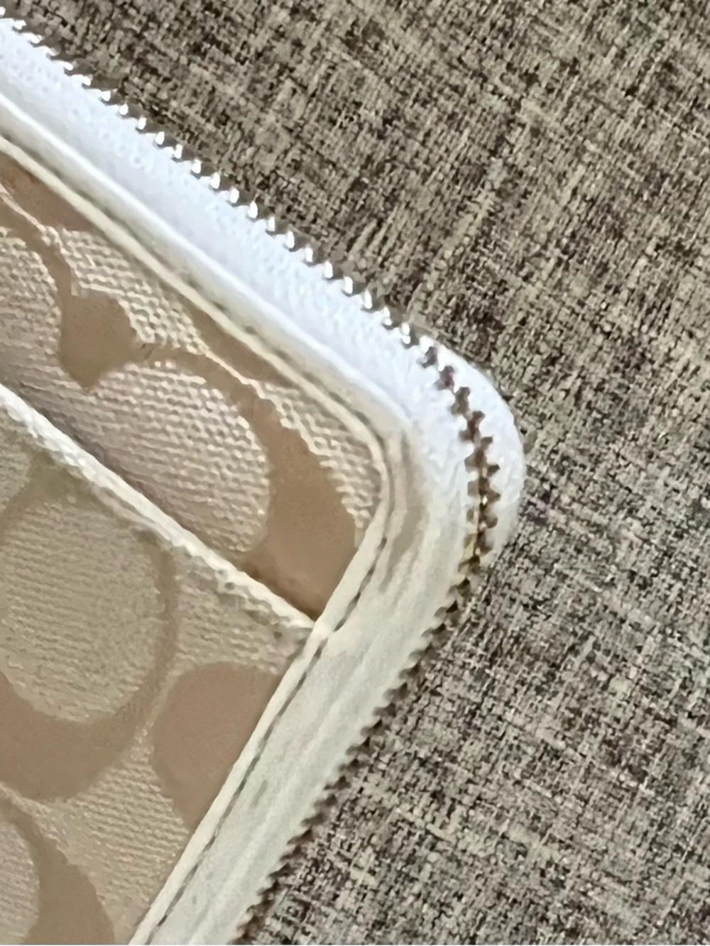 Jacquard Acc Zip
Around Wallet In
Khaki And Chalk - Picture 4 of 10